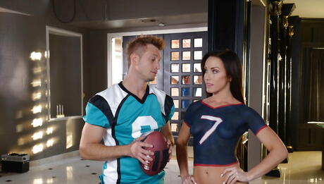 Sexy american dark-haired wife Jennifer White hard fucked after sucking huge rod 