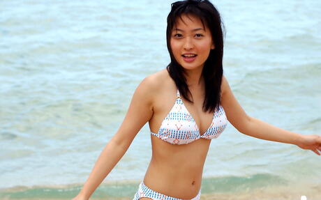 Slim japanese teen Maiko in sexy posing on camera 